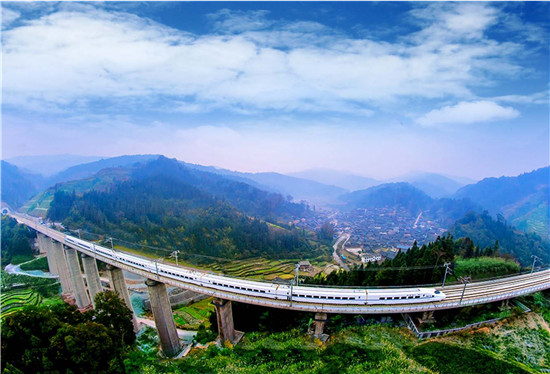 9年多时间,贵州建成了新的"十字"型高铁网.贵州图片库供图