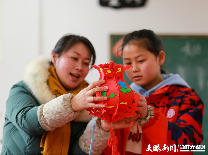 2月3日,小学生们在贵州省毕节市黔西县谷里镇少年宫制作的花灯.