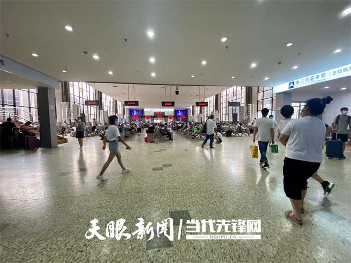 【天眼直击】郑州火车站逐步恢复正常,他们说"只要能回家就好!