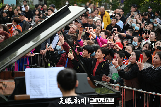 市民在贵州省贵阳市云岩区文昌阁观看路边音乐会。.jpg