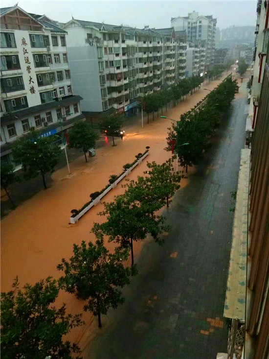 黔东南多地遭暴雨袭击受灾严重 抢险救灾工作紧张进行