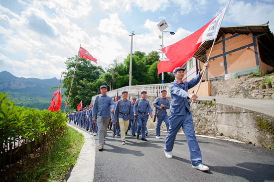 开展两学一做"重走长征路 传承红色魂"主题党日活动