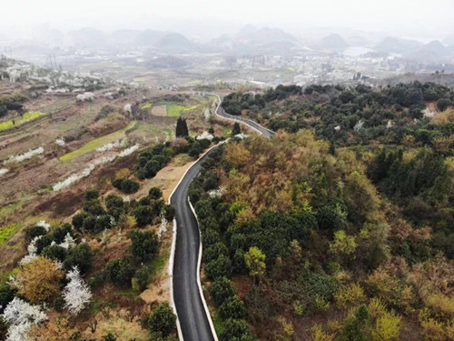 宽阔平坦的柏油路成为观山湖区乡村发展的命脉 朱昌镇办供图