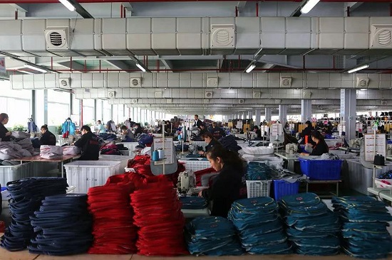 4月12日,走进大龙开发区箱包产业园纯青箱包厂,记者看到生产车间内